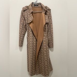 Brown long few moda coat.